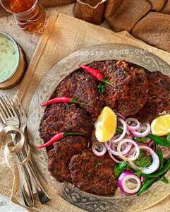 چپلی کباب خوراک همرای نان