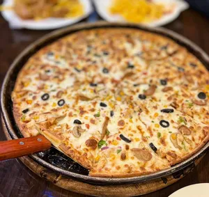 B.B.Q Chicken Pizza | پیتزا مرغ باربیکیو