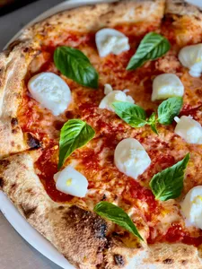 Margherita Pizza | پیتزای مارگاریتا