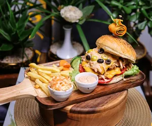 Al Hayat Special Burger | برگر مخصوص الحیات